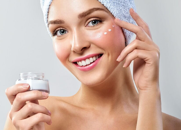 Sử dụng kem dưỡng ẩm sau khi rửa mặt để giúp da luôn mềm mại