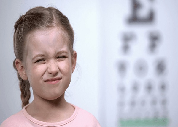 Các dấu hiệu cho thấy cận thị bẩm sinh ở trẻ