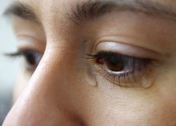 Các triệu chứng kèm theo khi bị đau mắt