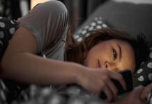 Sử dụng điện thoại trước khi ngủ quá nhiều sẽ gây ảnh hưởng đến sức khỏe