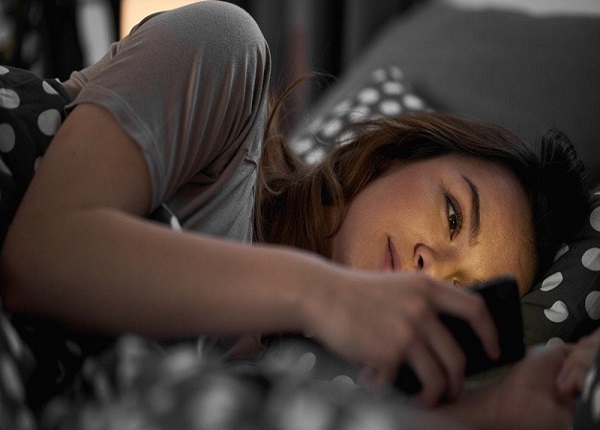 Sử dụng điện thoại trước khi ngủ quá nhiều sẽ gây ảnh hưởng đến sức khỏe