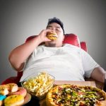 Thói quen ăn uống không lành mạnh khi thức khuya gây béo phì