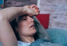 Đổ mồ hôi đầu gây cảm giác ngứa ngáy, khó chịu