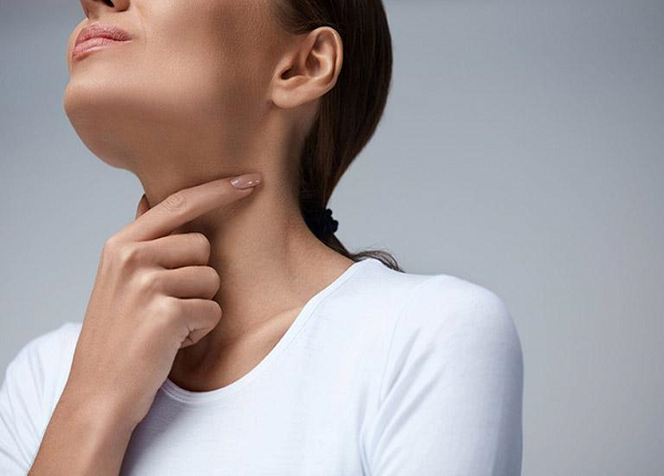 Viêm amidan mạn tính là tình trạng có thể gặp ở cả người lớn lẫn trẻ nhỏ